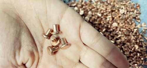 Rivets copair long go dtí an Rómáin